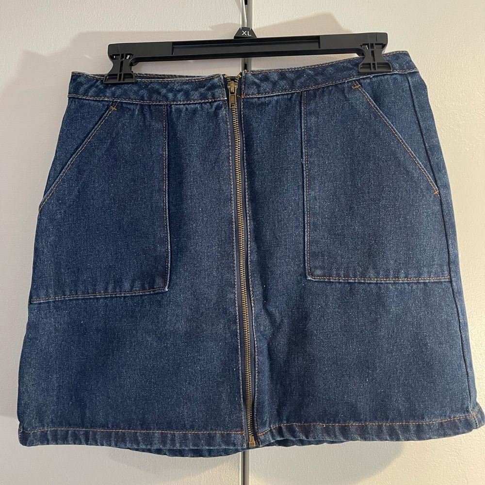 Women’s denim jean skirt. Darker wash with front zipper